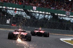 Reifenschaden mit Funkenflug: Sebastian Vettel, Ferrari SF70H