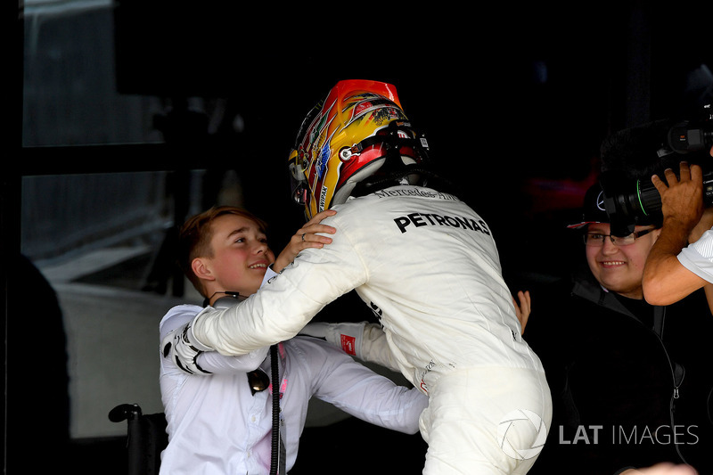 Il vincitore della gara Lewis Hamilton, Mercedes AMG F1 W08 festeggia nel parco chiuso, Billy Monger