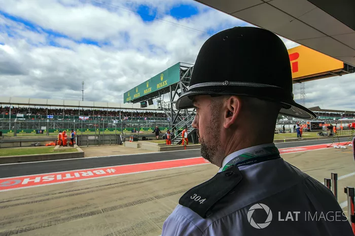 Un poliziotto osserva la pitlane
