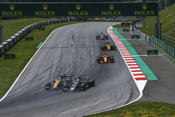 Кевин Магнуссен, Haas F1 Team VF-17, и Джолион Палмер, Renault Sport F1 Team RS17