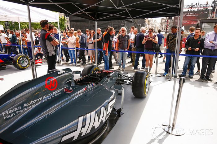 El Haas F1 Team VF-17 en el stand de los equipos