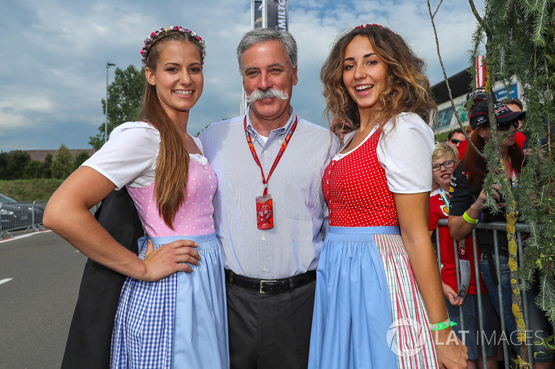 Chase Carey, Director y Presidente Ejecutivo de la Formula One Group y las chicas