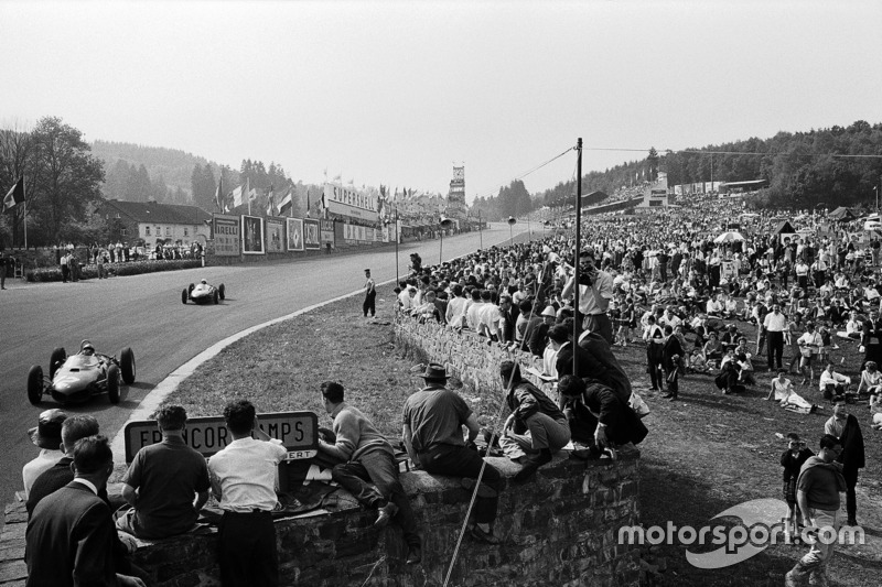 Ricardo Rodríguez lidera a su compañero de Ferrari Phil Hill en Eau Rouge