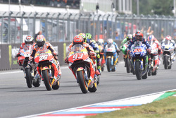 Марк Маркес, Repsol Honda Team, на чолі пелотону на старті гонки