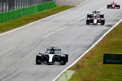 Valtteri Bottas, Mercedes AMG F1 W08, Esteban Ocon, Sahara Force India F1 VJM10