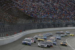 Chase Elliott, Hendrick Motorsports Chevrolet Kevin Harvick, Stewart-Haas Racing Ford lead the field on a restart