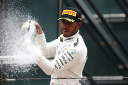 Lewis Hamilton, Mercedes AMG, fête sa victoire au champagne sur le podium