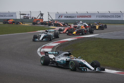 Rennstart: Lewis Hamilton, Mercedes AMG F1 W08; Sebastian Vettel, Ferrari SF70H; Valtteri Bottas, Me