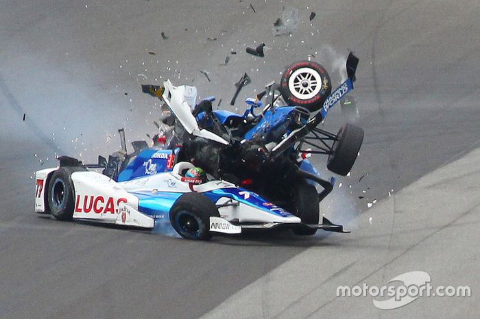 Scott Dixon, Chip Ganassi Racing Honda, Jay Howard, Schmidt Peterson Motorsports Honda involved in a huge crash