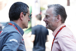Günther Steiner, Haas F1 Team, Teamchef; Sean Bratches, Formel-1-Marketingchef