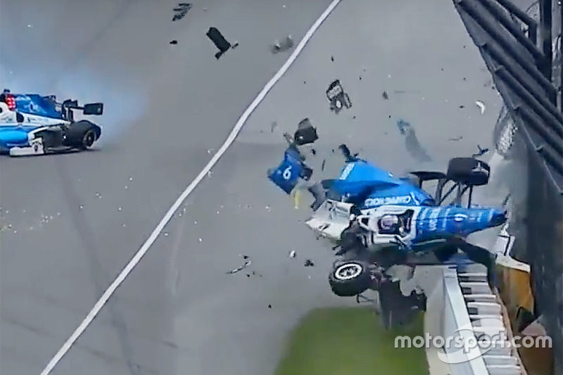 Жахлива аварія Скотта Діксона, Chip Ganassi Racing Honda, та Джея Ховарда, Schmidt Peterson Motorsports Honda