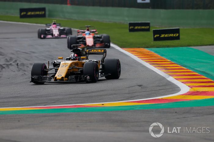 Nico Hulkenberg, Renault Sport F1 Team RS17, Fernando Alonso, McLaren MCL32, Esteban Ocon, Sahara Fo