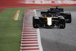 Nico Hulkenberg, Renault Sport F1 Team RS17, Romain Grosjean, Haas F1 Team VF-17
