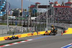 The cars of Romain Grosjean, Haas F1 Team VF-17 and Jolyon Palmer, Renault Sport F1 Team RS17 are recovered after crashing