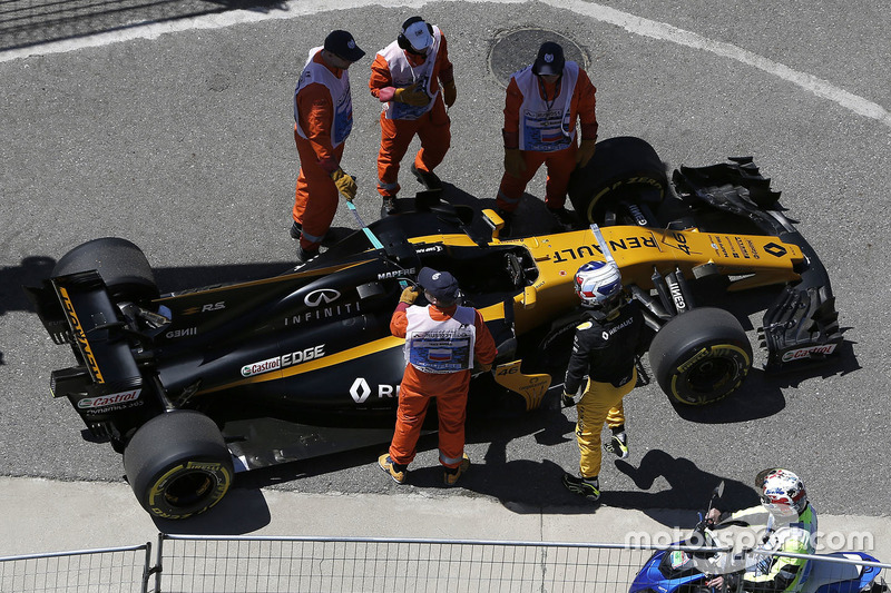 Sergey Sirotkin, Renault Sport F1 Team RS17 stops on track