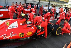 Sebastian Vettel, Ferrari SF70H durante el periodo de bandera roja