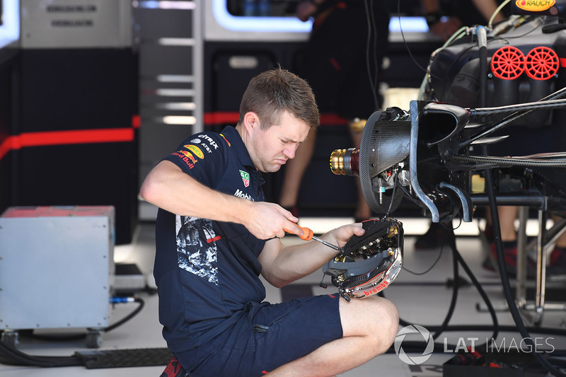Un mécanicien Red Bull Racing travaille sur les freins avant de la Red Bull Racing RB13