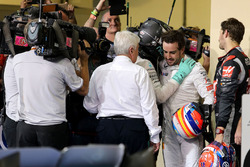 Segundo lugar y nuevo campeón del mundo F1 de AMG Mercedes, Nico Rosberg y Fernando Alonso, McLaren