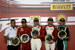Podium : le vainqueur Thomas Loefflad, StileF Squadra Corse; le second Rick Lovat, Kessel Racing; le troisième Matt Keegan, Ferrari of San Francisco; Manuela Gostner, Ineco - MP Racing