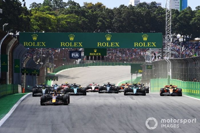 Max Verstappen, Red Bull Racing RB19, Lando Norris, McLaren MCL60, Fernando Alonso, Aston Martin AMR23, Lance Stroll, Aston Martin AMR23, Lewis Hamilton, Mercedes F1 W14, el resto de la parrilla en la salida.