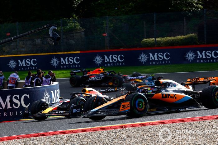 Oscar Piastri, McLaren MCL60, Max Verstappen, Red Bull Racing RB19, Pierre Gasly, Alpine A523