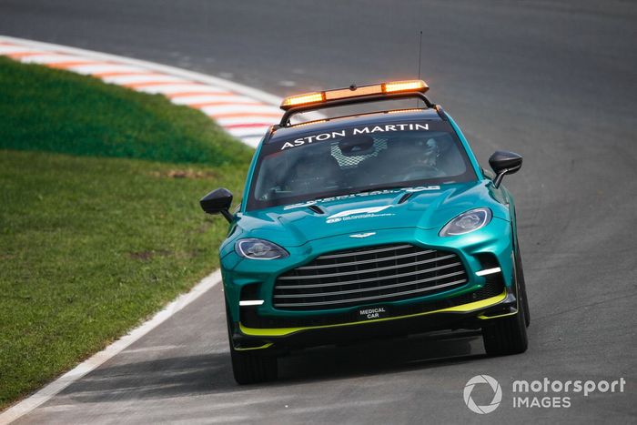 El coche médico recoge a Nico Hulkenberg, Haas VF-23
