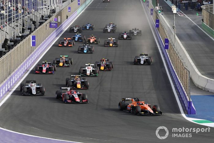 Start action, Felipe Drugovich, MP Motorsport, Richard Verschoor, Trident y Marcus Armstrong, Hitech Grand Prix