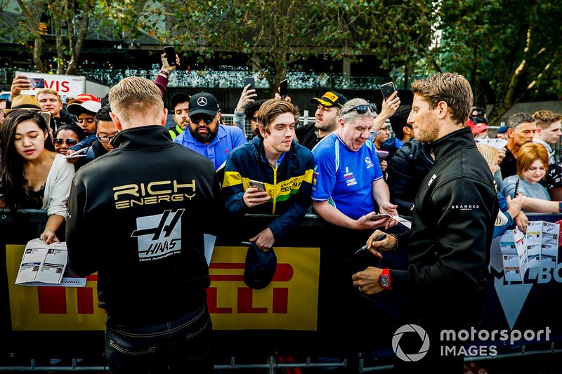 Kevin Magnussen y Romain Grosjean, Haas F1 Team, firman autógrafos a los fans