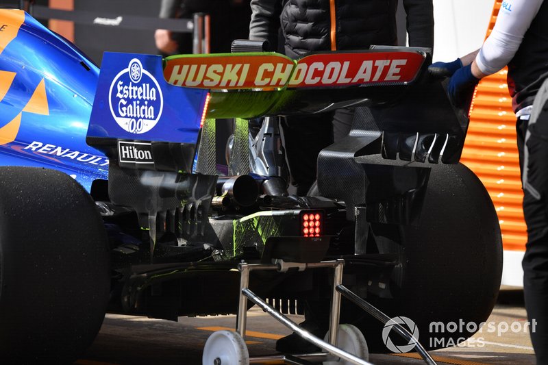 L'aileron arrière de la McLaren MCL34 avec de la peinture aéro