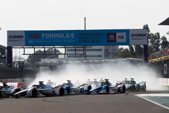Felipe Massa, Venturi Formula E, Venturi VFE05 precede Antonio Felix da Costa, BMW I Andretti Motorsports, BMW iFE.18 e Alexander Sims BMW I Andretti Motorsports, BMW iFE.18