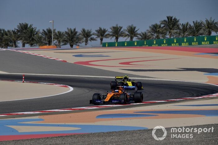 Carlos Sainz Jr., McLaren MCL34, Nico Hulkenberg, Renault R.S. 19