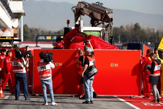 De auto van Sebastian Vettel, Ferrari SF90, keert terug in de pits
