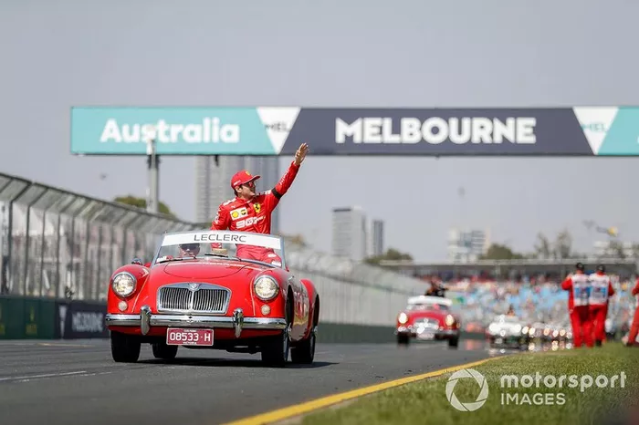 Charles Leclerc, Ferrari, en el desfile de pilotos