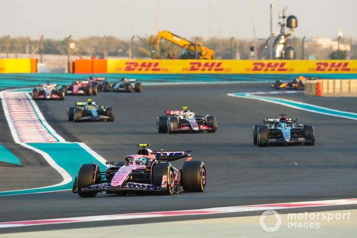 Pierre Gasly, Alpine A524, George Russell, Mercedes F1 W15, Nico Hulkenberg, Haas VF-24