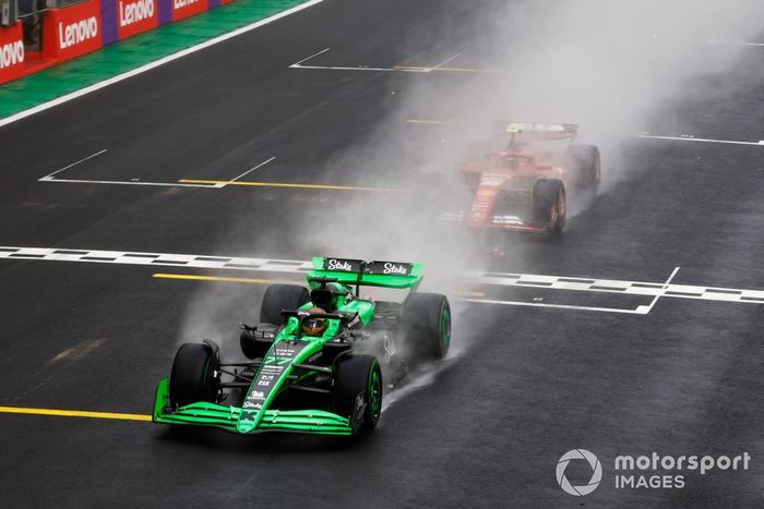 Valtteri Bottas, Stake F1 Team KICK Sauber C44, lucha con Zhou Guanyu, Stake F1 Team KICK Sauber C44