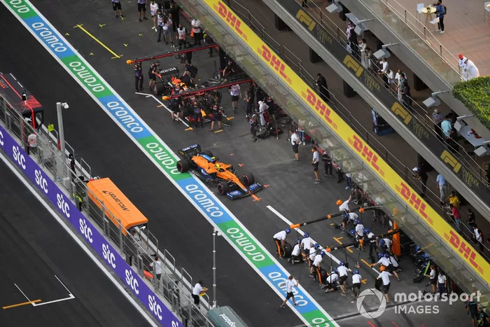 Max Verstappen, Red Bull Racing RB16B, Lando Norris, McLaren MCL35M, en boxes