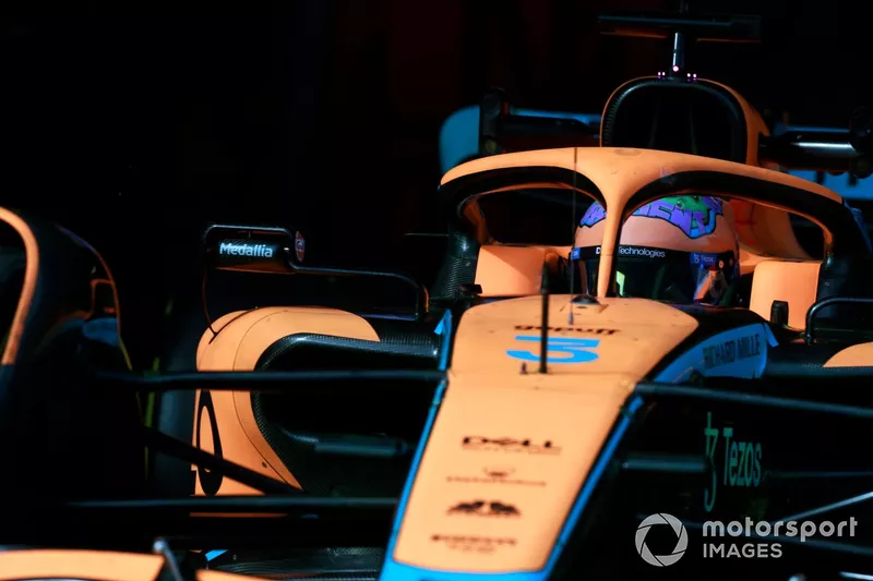 Daniel Ricciardo, McLaren MCL36, sort de son garage
