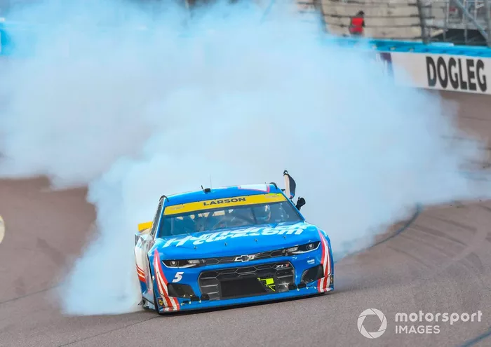 Campeón Kyle Larson, Hendrick Motorsports, Chevrolet Camaro HendrickCars.com