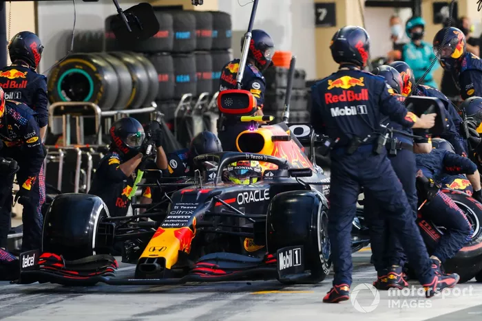 Sergio Pérez, Red Bull Racing RB16B, en boxes
