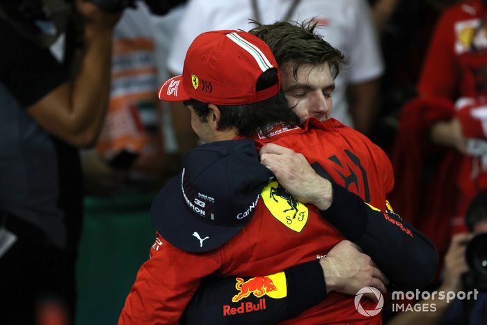 El tercer lugar Carlos Sainz Jr., Ferrari, felicita a Max Verstappen, Red Bull Racing, en el Parc Ferme