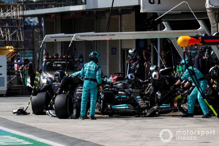 Lewis Hamilton, Mercedes W12, hace una parada en boxes