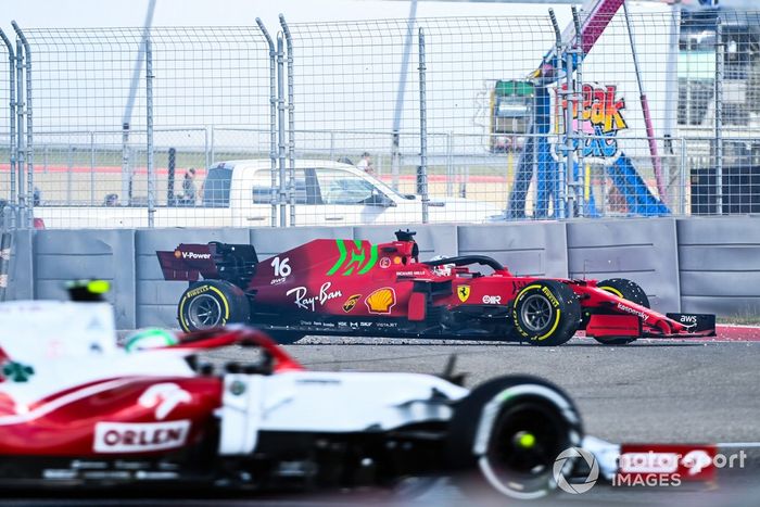 Antonio Giovinazzi, Alfa Romeo Racing C41, pasa mientras Charles Leclerc, Ferrari SF21, se reincorpora tras un trompo