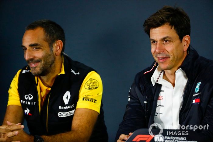Cyril Abiteboul, Renault Sport F1 Team, y Toto Wolff, Mercedes AMG F1 