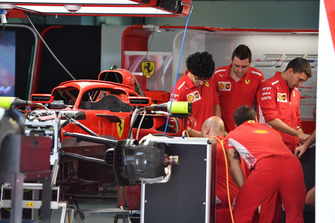 Ferrari SF71H nel garage