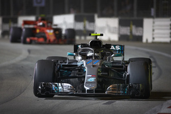 Valtteri Bottas, Mercedes AMG F1 W09 EQ Power+, devant Kimi Raikkonen, Ferrari SF71H
