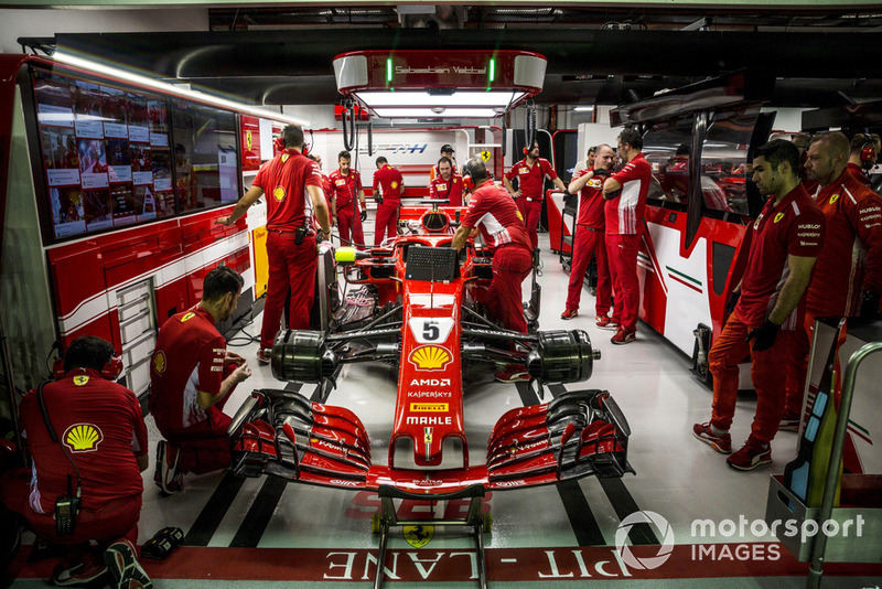 Sebastian Vettel, Ferrari SF71H en el box