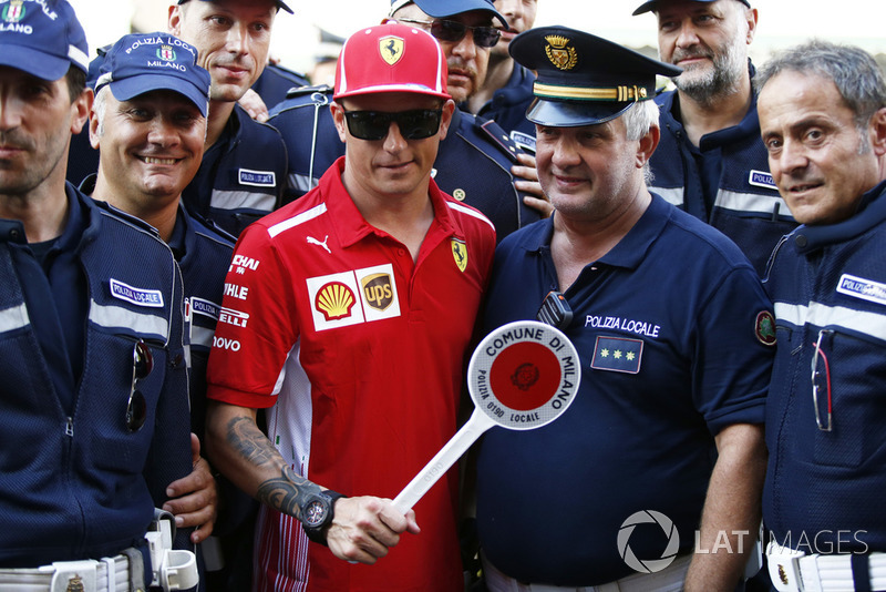 Гонщик Ferrari Кими Райкконен и полицейские