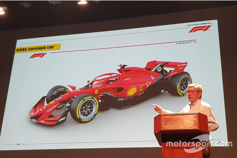 Ross Brawn con el modelo del F1 2021