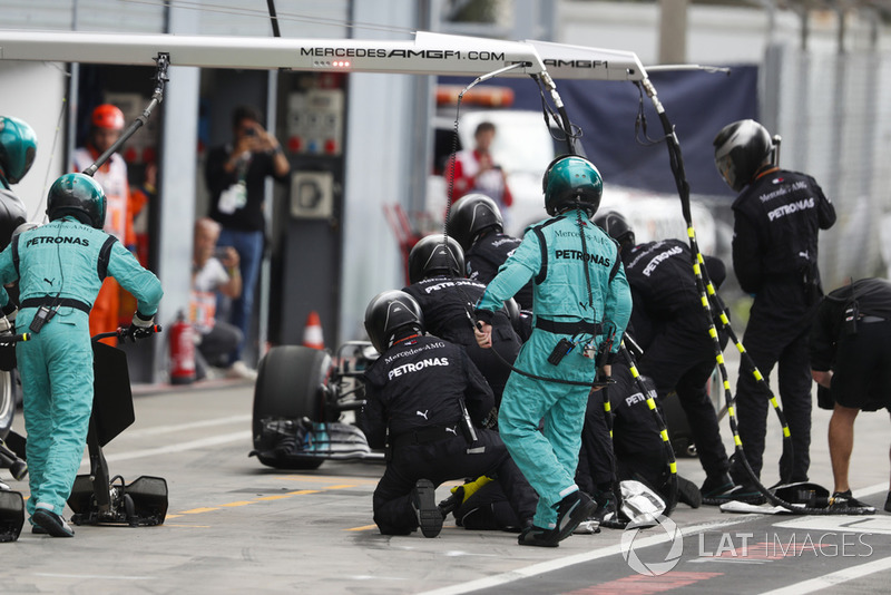 Lewis Hamilton, Mercedes AMG F1 W09, pits