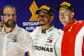 Lewis Hamilton, Mercedes AMG F1, 1° classificato, e Sebastian Vettel, Ferrari, 3° classificato, sul podio
